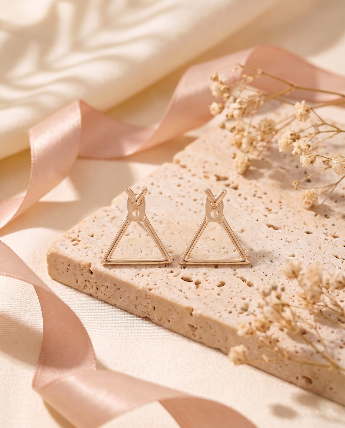 Rhea Earrings triangle in gold